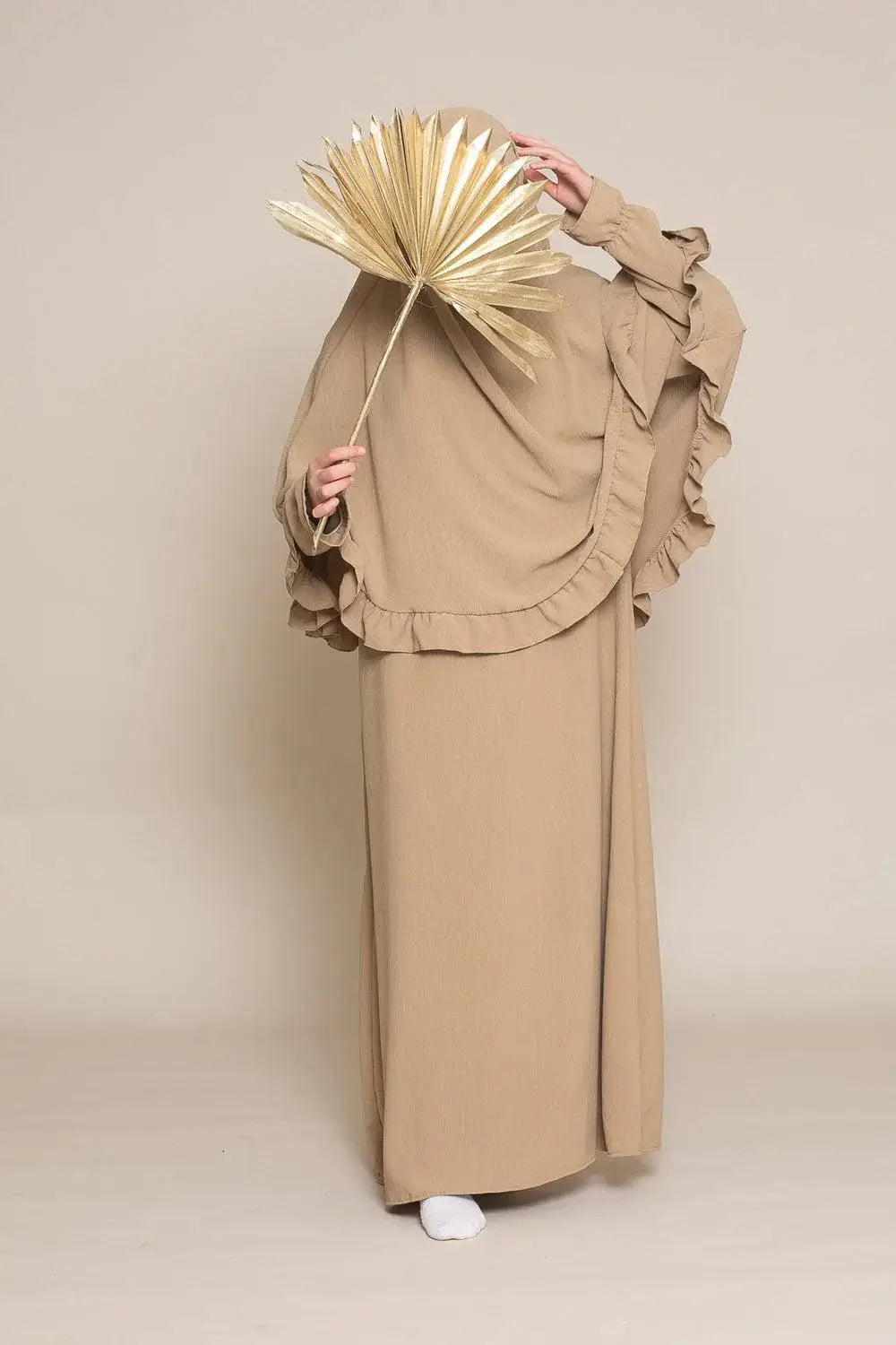 Beige ruffle abaya met vloeiende mouwen en bijpassende lange rok uit de abaya en khimarset ruffle binti collectie