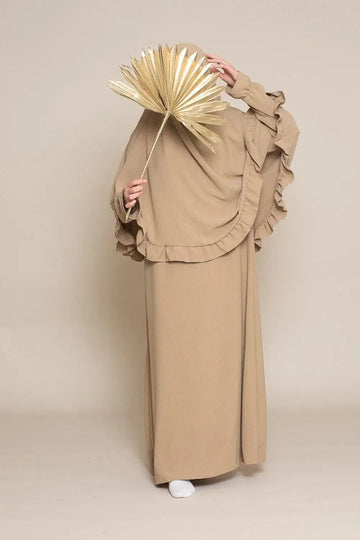 Beige ruffle abaya met vloeiende mouwen en bijpassende lange rok uit de abaya en khimarset ruffle binti collectie
