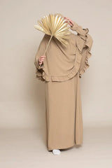 Beige ruffle abaya met vloeiende mouwen en bijpassende lange rok uit de abaya en khimarset ruffle binti collectie