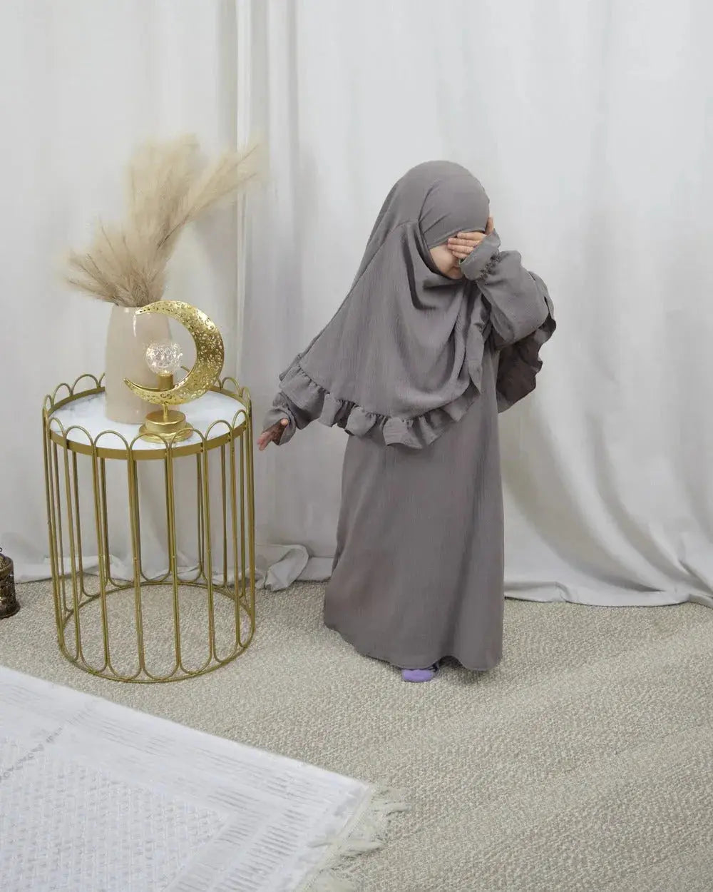 Grijze abaya en khimarset ruffle binti met gerimpelde mouwen en vloeiende lange mouwen design