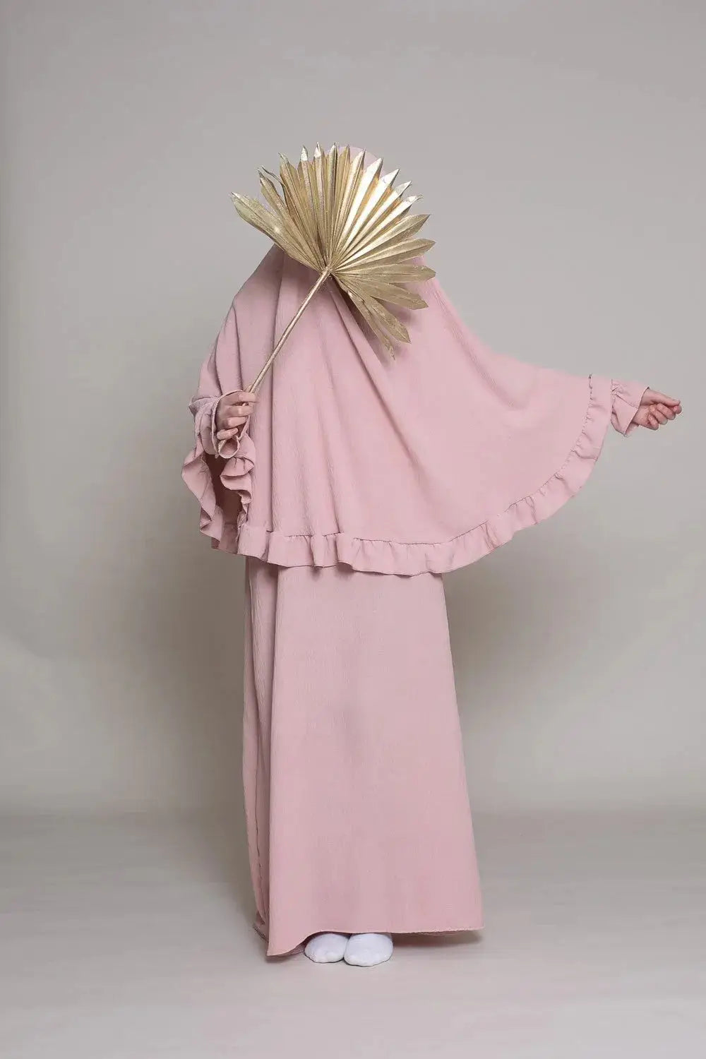 Een zachte roze vloeiende abaya met ruches aan mouwen en zoom van abaya en khimarset ruffle binti