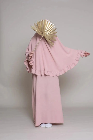 Een zachte roze vloeiende abaya met ruches aan mouwen en zoom van abaya en khimarset ruffle binti