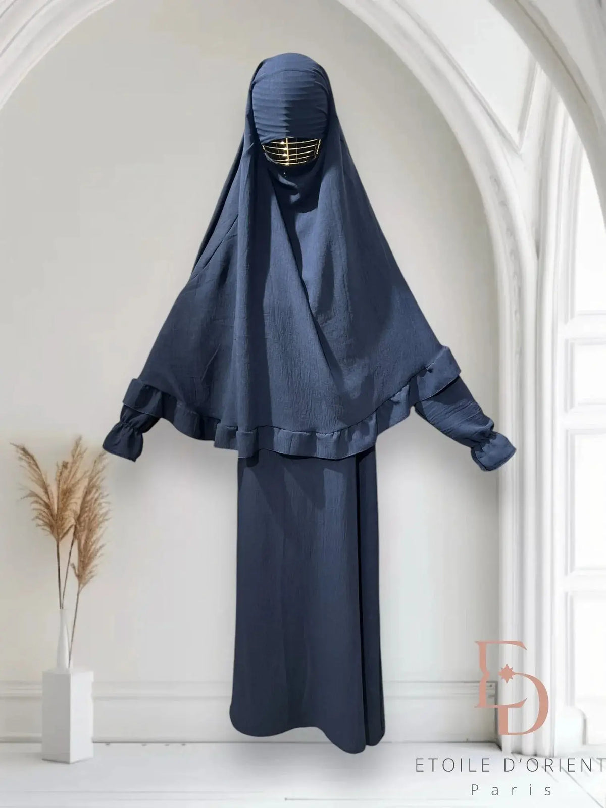Navy blauwe abaya en bijpassende hijab set met ruches aan de manchetten en goudkleurige rand aan het gezichtsslipje
