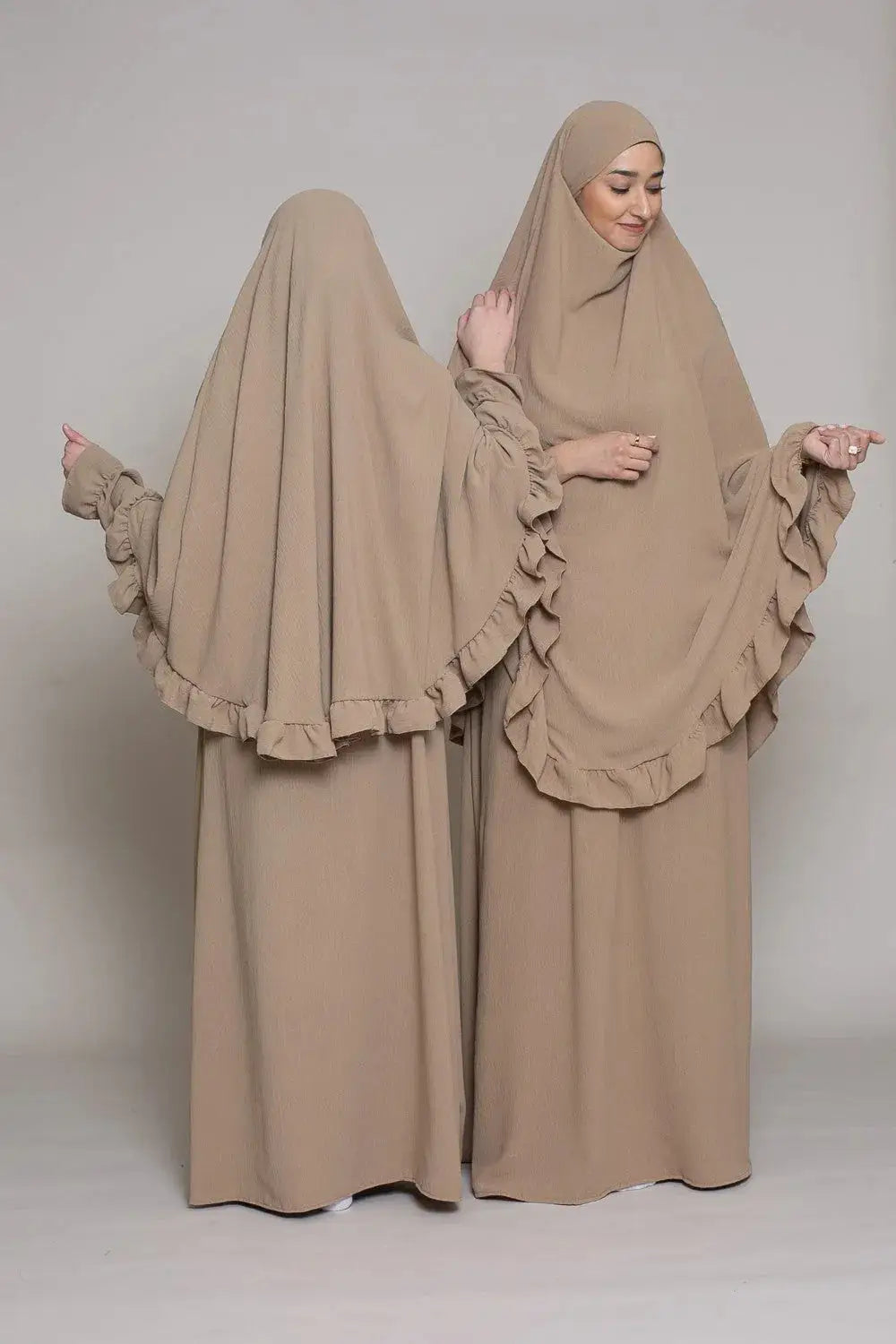 Beige abaya en khimarset ruffle binti met gerimpelde mouwen en vloeiende stof voor elegante bedekking