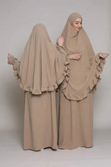 Beige abaya en khimarset ruffle binti met gerimpelde mouwen en vloeiende stof voor elegante bedekking