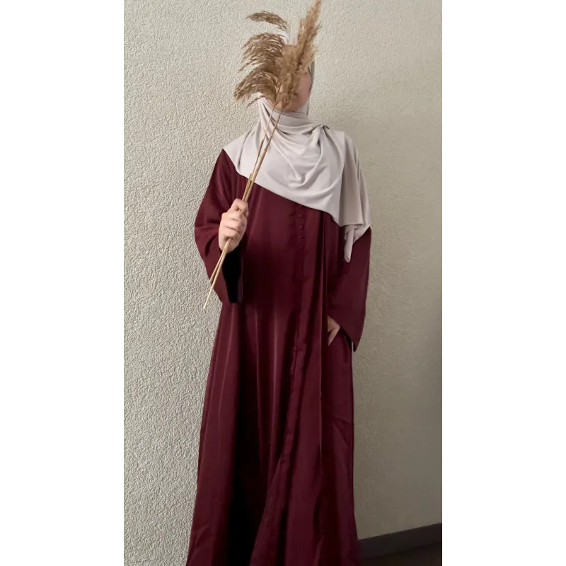 Rode en witte hooded robe Abayaset Marrakech van satijnachtig materiaal