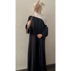 Zwarte abaya met lange mouwen en hijab uit Abayaset Marrakech