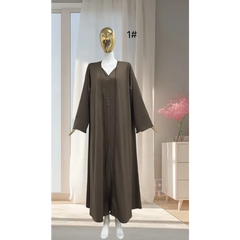 Bruine abaya met klokkende mouwen en V-hals van Abayaset Marrakech