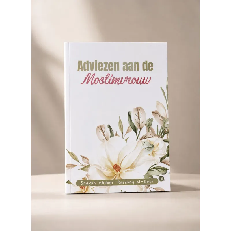 Witte hardcoverboek adviezen aan de moslimvrouw met bloemrijke aquarel illustraties en gouden roze tekst op de voorkant