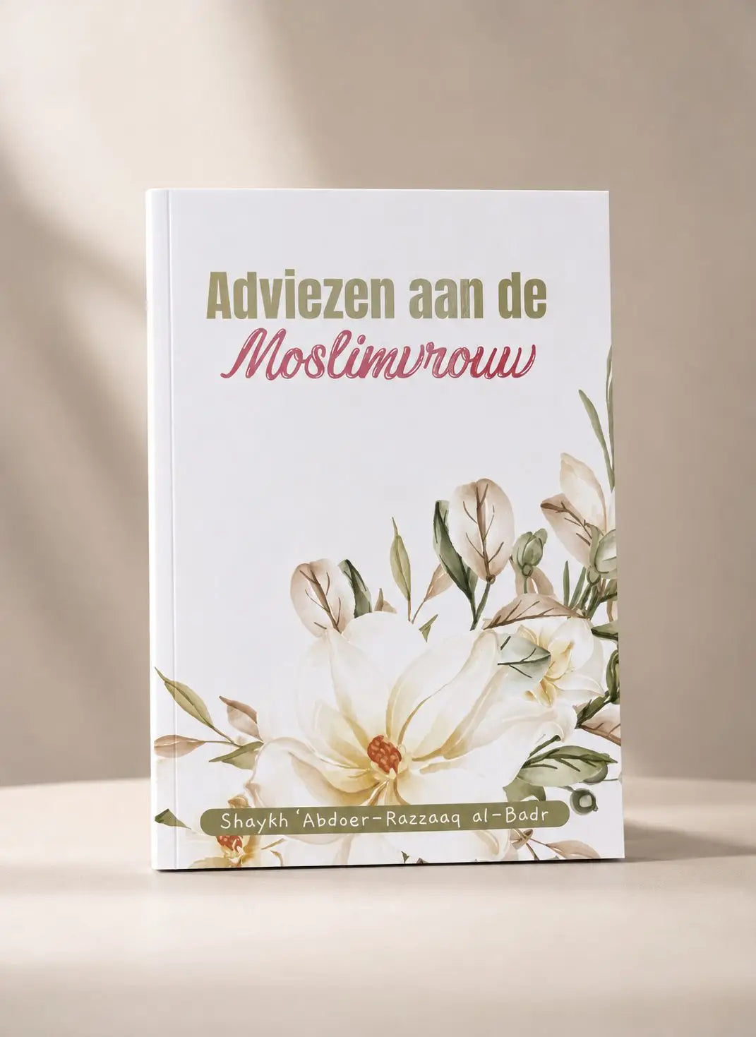 Witte hardcoverboek adviezen aan de moslimvrouw met bloemrijke aquarel illustraties en gouden roze tekst op de voorkant