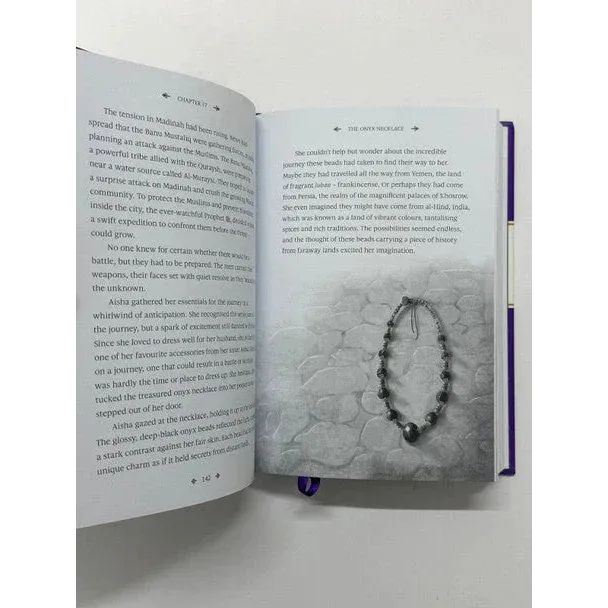 Zwart kralenhalsketting met centraal hanger Aisha RA mothe of the believers opengeslagen boek