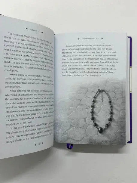 Zwart kralenhalsketting met centraal hanger Aisha RA mothe of the believers opengeslagen boek