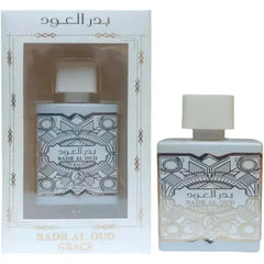 Witte parfumfles met geometrisch ontwerp voor Fakhr Badr Oud Grace