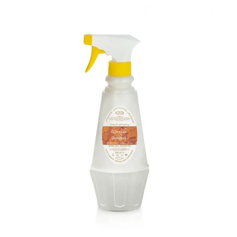 Witte sprayfles met gele spuit en oranje label van Al-Rehab Roomspray Shaikhah