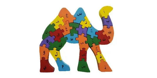 Kleurige houten alfabet puzzel in de vorm van een kameel met arabische letters op elke stuk alfabeth kameel groot