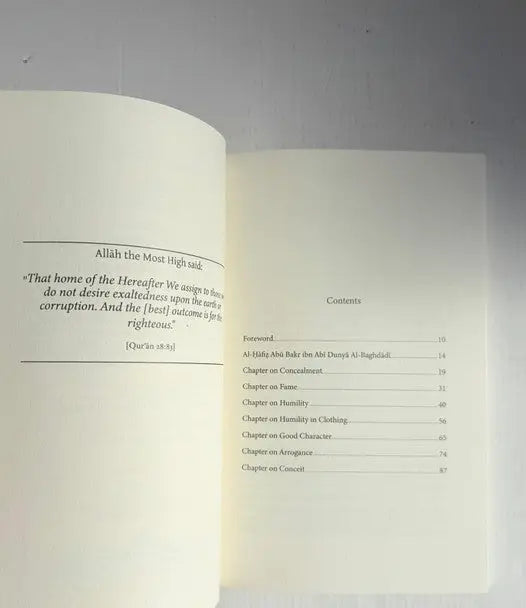 Open boek met witte pagina’s met quranvers en inhoudsopgave in allāh loves the humble product