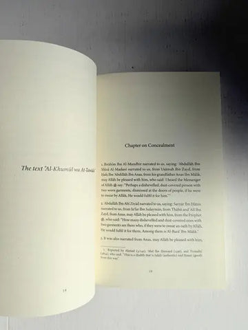 Open boek met witte pagina’s en zwarte tekst, hoofdstuk over het verbergen uit de quran in het product allāh loves the humble