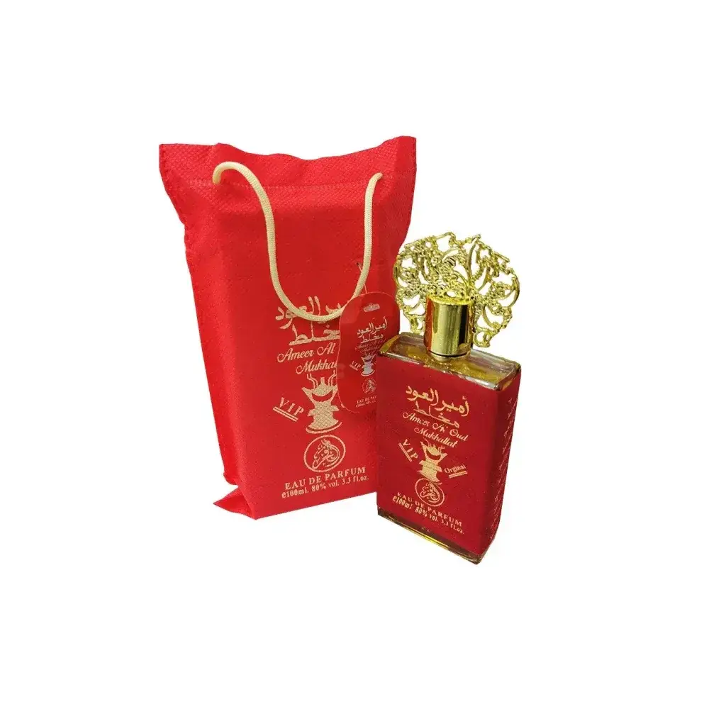 Rood rechthoekig ameer al oud mukhallat edp parfumflesje met gouden accenten en arabisch schrift