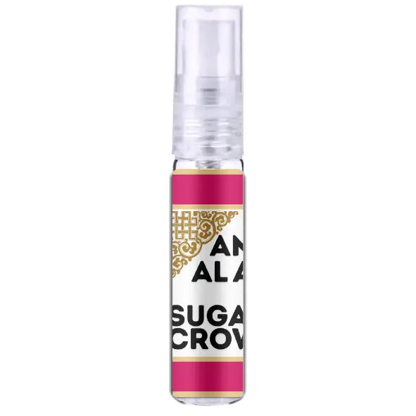 Een heldere glazen sprayfles met een roze en gouden label van ameerat al arab sugar crown edp parfum