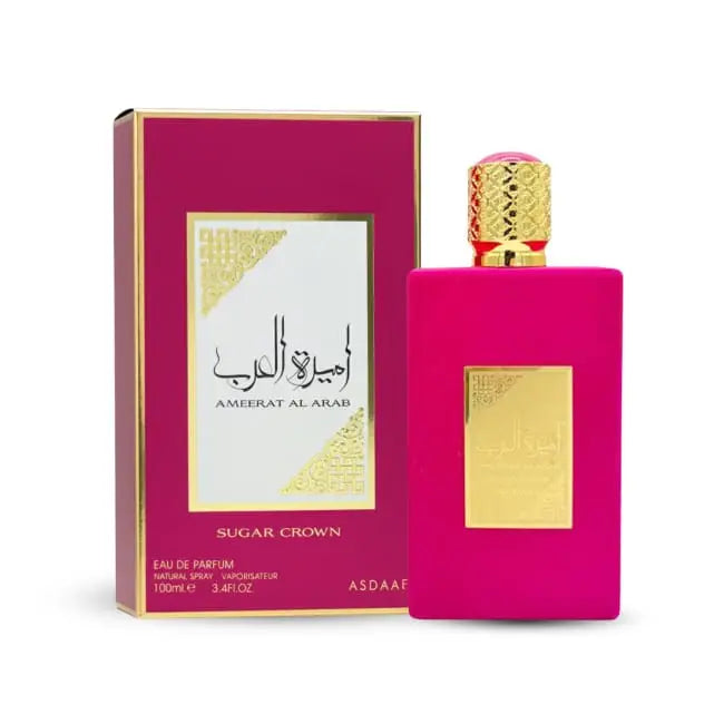 Vibrante fuchsia rechthoekige parfumfles ameerat al arab sugar crown edp met gouden reliëflabel en sierlijke gouden dop naast bijpassende doos