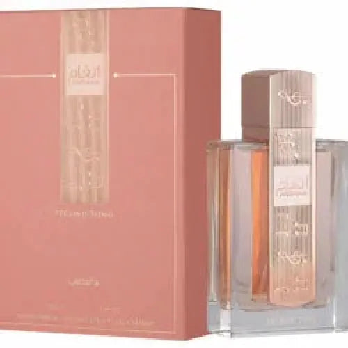 Een strak glazen parfumflesje angham second song met roségouden dop en Arabische gravure naast roze doos
