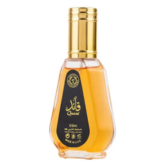 Gouden met parfum Qaaed fles met amberkleurige vloeistof en Arabische tekst