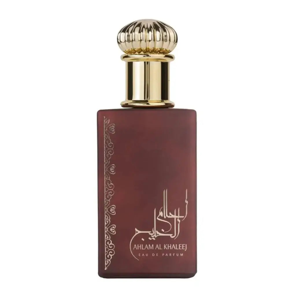 Een luxe maroon glazen parfumfles van ard al zaafaran ahlam al khaleej met goudkleurige geribbelde dop en zilveren arabische details