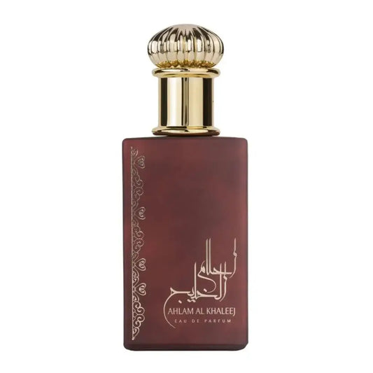 Een luxe maroon glazen parfumfles van ard al zaafaran ahlam al khaleej met goudkleurige geribbelde dop en zilveren arabische details