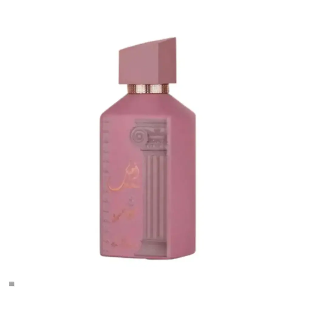Een matte roze parfumfles van ard al zaafaran ahubbak love in paris met geometrische dop en goudfolie details