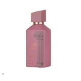 Een matte roze parfumfles van ard al zaafaran ahubbak love in paris met geometrische dop en goudfolie details