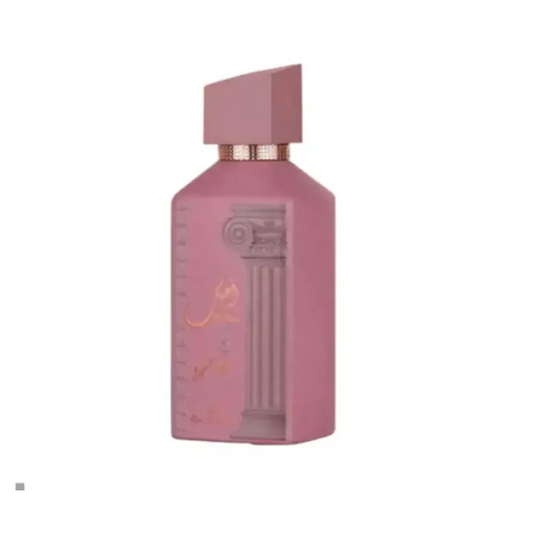 Een matte roze parfumfles van ard al zaafaran ahubbak love in paris met geometrische dop en goudfolie details