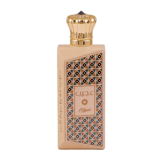 Een rechthoekige beige parfumfles ard al zaafaran ajeeb met goudkleurige kroonvormige dop en geometrisch patroon