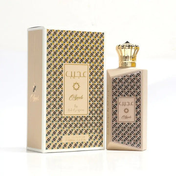 Beige luxueuze parfumfles met gouden kroonvormige dop en geometrisch patroon naast bijpassende ard al zaafaran ajeeb doos