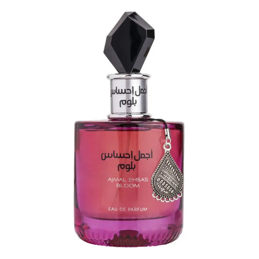 Een levendige roze glazen parfumfles Ard al Zaafaran Ajmal Ehsas Bloom met zwarte facetdop en zilveren accenten