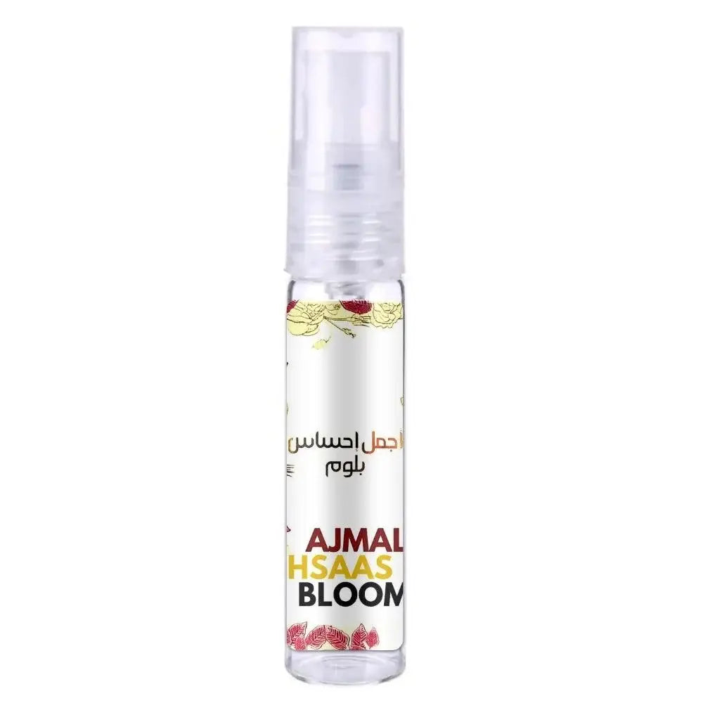 Transparante glazen fles ajmal ehsas bloom parfumspray met witte pomp en bloemenetiket van ard al zaafaran