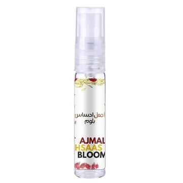 Transparante glazen fles ajmal ehsas bloom parfumspray met witte pomp en bloemenetiket van ard al zaafaran