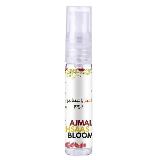 Transparante glazen fles ajmal ehsas bloom parfumspray met witte pomp en bloemenetiket van ard al zaafaran