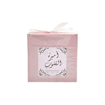 Roze textuur geschenkdoos met wit etiket arabische tekst en zwart sierlijk kader, met roze strik, arden zaafaran ameerat al quloob