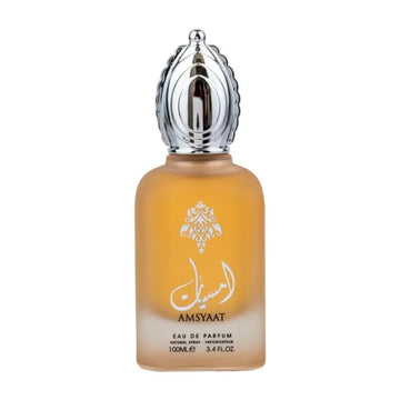 Een elegant amber glasflesje amsyaat eau de parfum met een zilveren decoratieve dop en witte arabische opschrift van ard al zaafaran
