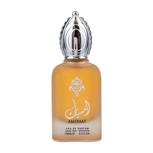 Een elegant amber glasflesje amsyaat eau de parfum met een zilveren decoratieve dop en witte arabische opschrift van ard al zaafaran