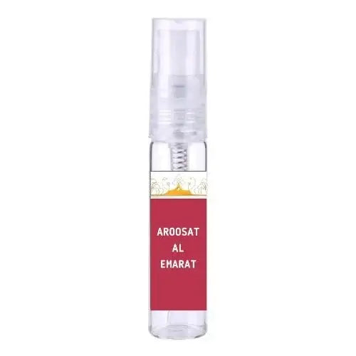 Een helder glazen sprayfles van ard al zaafaran aroosat al emarat met rood etiket en witte tekst