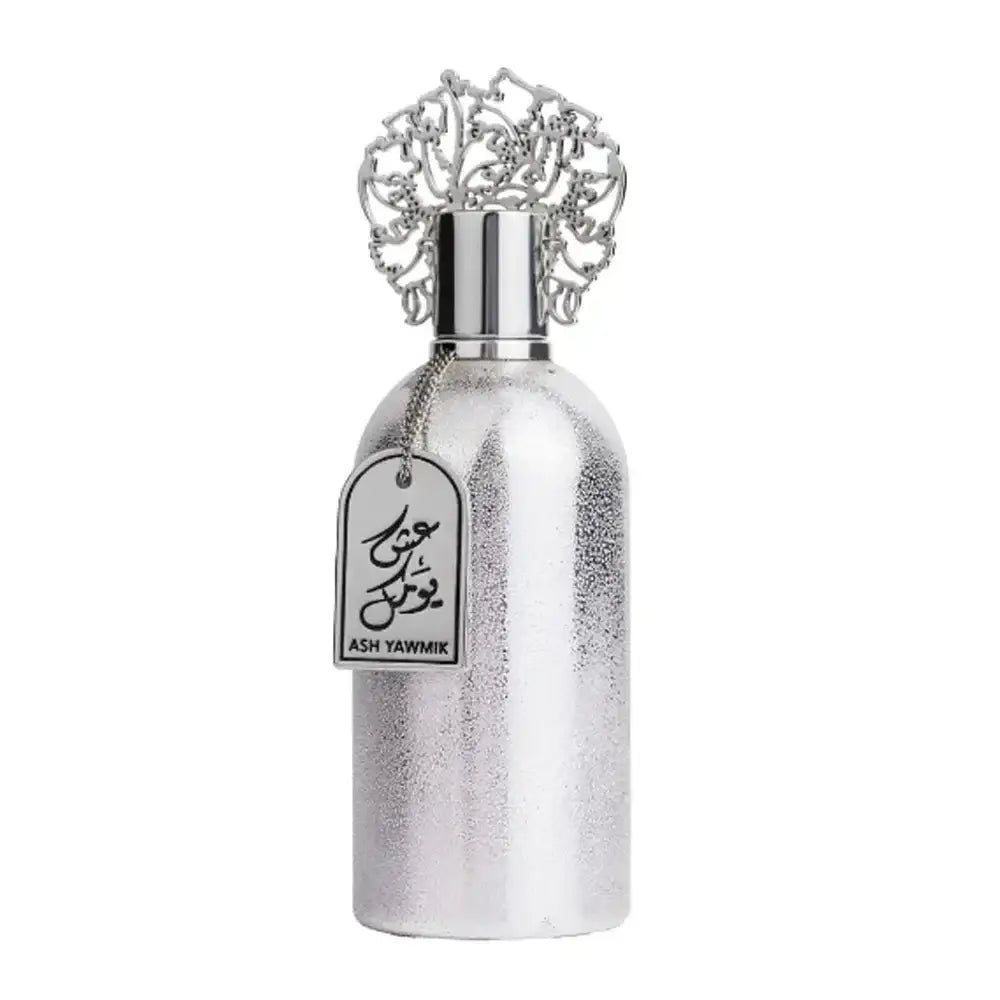 Zilverkleurige metalen parfumfles met een sierlijke filigrain dop en een hangend merklabel ash yawmik van Ard al Zaafaran