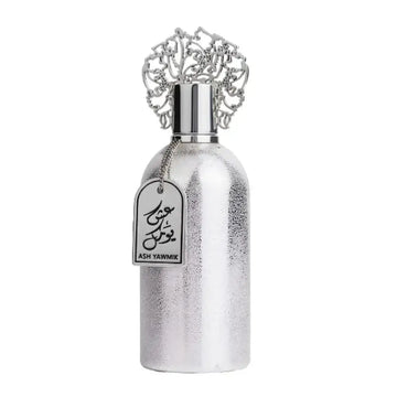 Zilverkleurige metalen parfumfles met een sierlijke filigrain dop en een hangend merklabel ash yawmik van Ard al Zaafaran