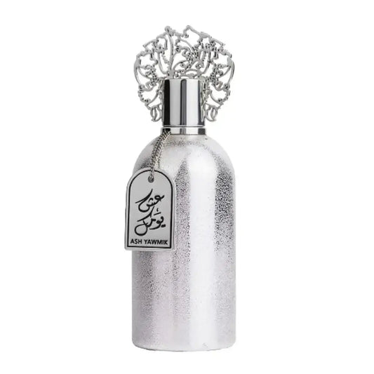 Zilverkleurige metalen parfumfles met een sierlijke filigrain dop en een hangend merklabel ash yawmik van Ard al Zaafaran