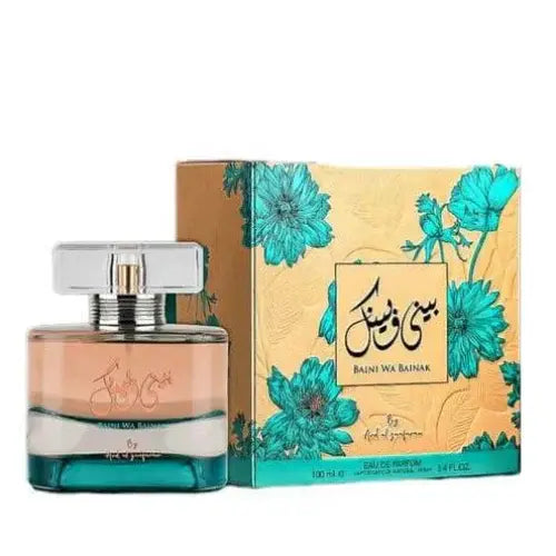 De ard al zaafaran baini wa bainak parfumfles heeft een helder glazen lichaam met een peach naar teal verloop en een zilveren dop