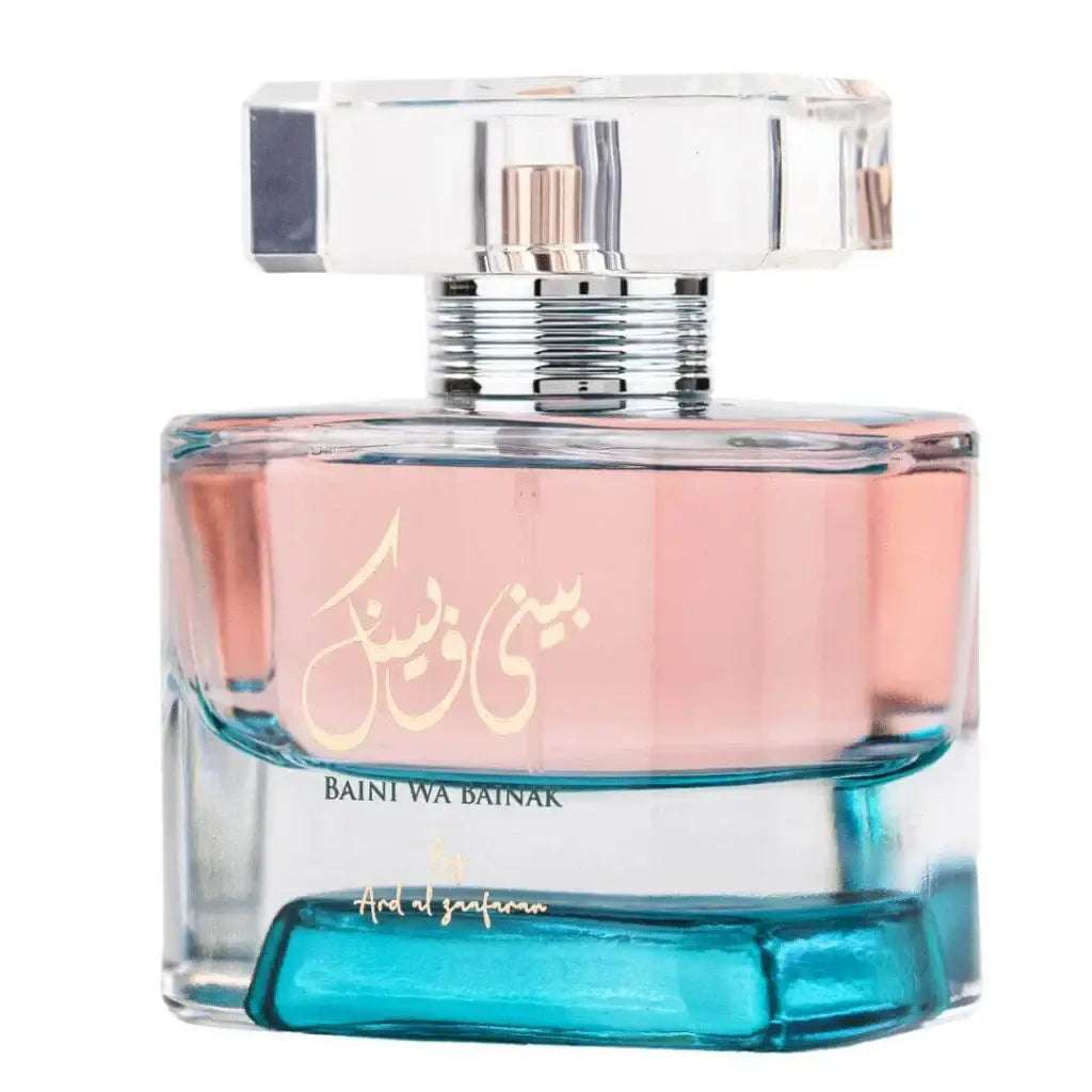 Een rechthoekige glazen parfumfles met een geslepen kristallen dop en roze vloeistof van ard al zaafaran baini wa bainak