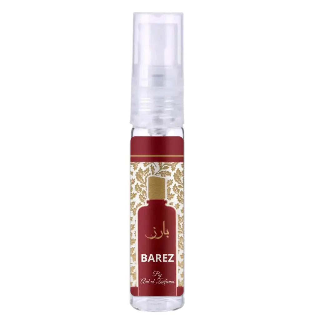Een heldere glazen sprayfles voor ard al zaafaran barez met een rood gouden label en een transparante pompdispenser
