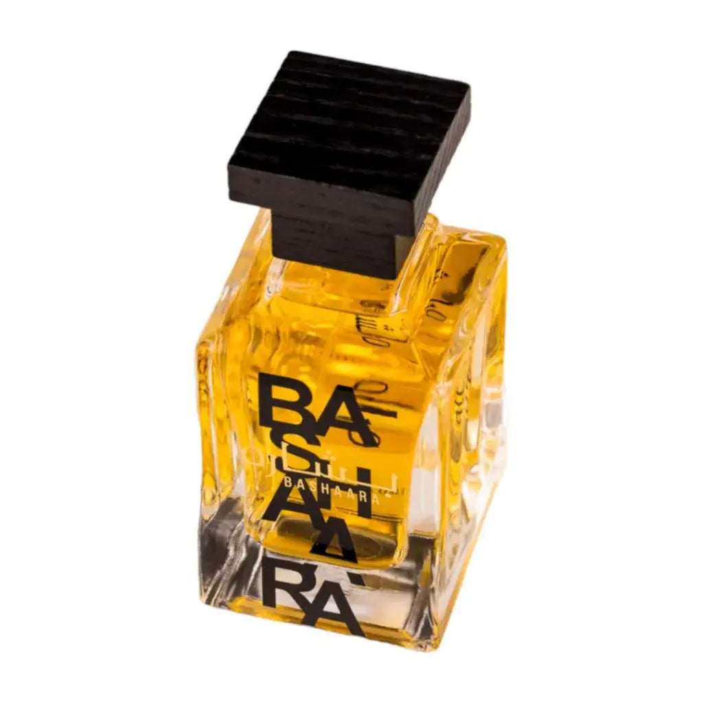 Een transparante vierkante glazen fles gevuld met gouden gele vloeistof en een zwarte dop met bath & body works tekst