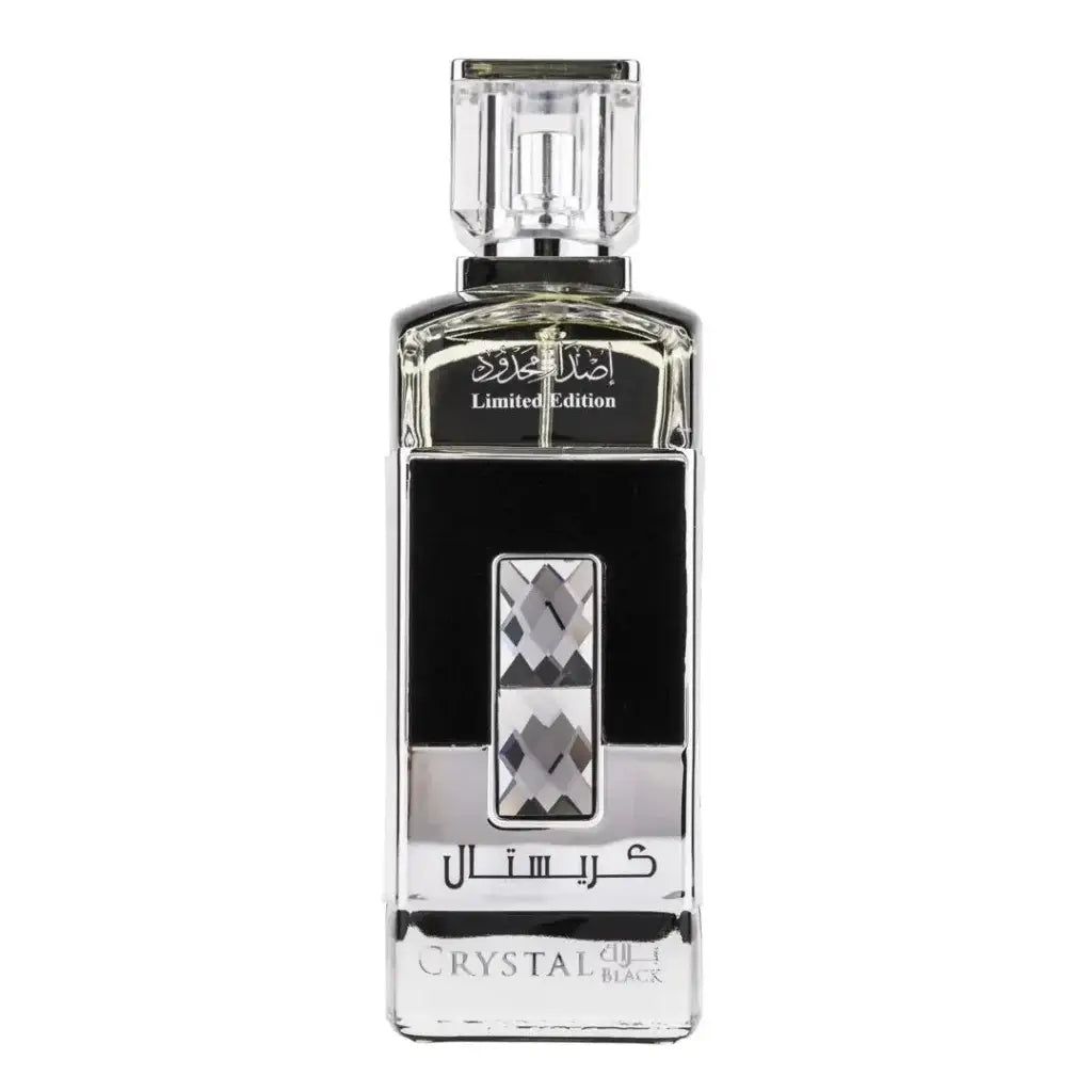 Een strakke rechthoekige glazen flacon van ard al zaafaran crystal black met zwart label en zilveren arabische letters