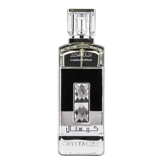 Een strakke rechthoekige glazen flacon van ard al zaafaran crystal black met zwart label en zilveren arabische letters